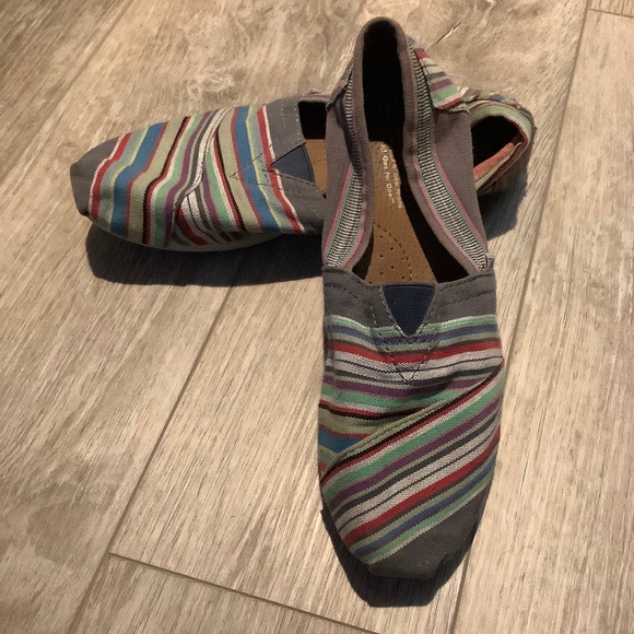 TOMS Slip Ons - Picture 1 of 4